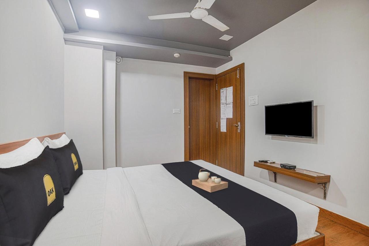 Vaccinated Staff- Townhouse Oak Hotel Silvotel Indore Exterior photo